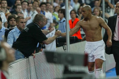 Roberto Carlos entrega su camiseta a Ochaíta, líder de Ultras Sur.