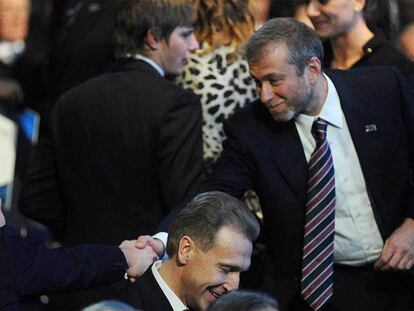 Abramovich da la mano al Príncipe Guillermo.