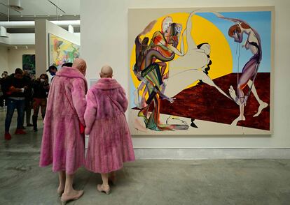 Dos visitantes observan la obra 'No dejes que derribe el tejo', de la artista estadounidense Christina Quarles, en un pase para la prensa y profesionales el 20 de abril. Ochenta países, incluida Ucrania, tienen un pabellón en la 59ª Bienal de Venecia, que comenzó el día 23.