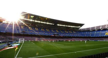 Vista general del estadio Camp Nou, sin público, durante el clásico.