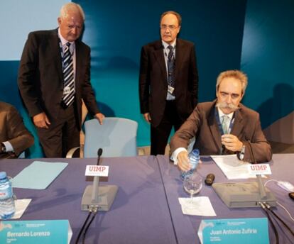 El presidente de la CMT, Bernardo Lorenzo, junto al director general de Albertis Telecom, Tobías Martínez, y el presidente de IBM España, Juan Antonio Zufiria.