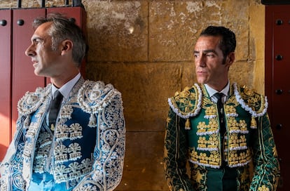 Pepe Moral, a la derecha, en el túnel de cuadrillas de La Maestranza, junto a Juan Sierra, miembro de su cuadrilla.