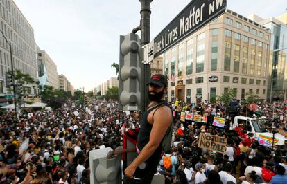 Manifestantes se congregan en la recién renombrada plaza Black Lives Matter, a las afueras de la Casa Blanca. Esta es la duodécima jornada de protestas contra el racismo tras las muerte a manos de la policía de George Floyd, en Minneapolis.