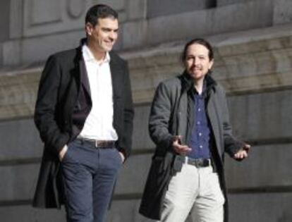 Pedro Sanchez, Secretario General del PSOE, con Pablo Iglesias, lider de Podemos, antes de la reunión.