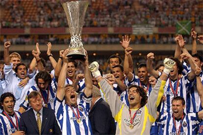 Jorge Costa, capitán del Oporto, levanta el trofeo junto a Vítor Baía y el resto de sus compañeros.