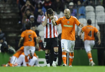 Bruno celebra el segundo gol de su equipo. Detrás Gabilondo se lamenta.