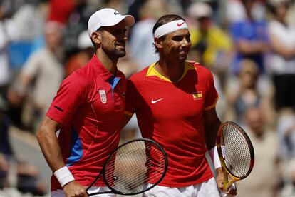 Nadal y Djokovic se saludan al inicio del partido.
