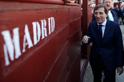 El alcalde de Madrid, José Luis Martínez Almeida, en el callejón, antes de la corrida del Domingo de Ramos, en el coso taurino de Las Ventas de Madrid.