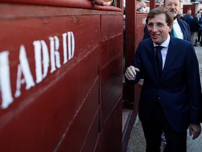 El alcalde de Madrid, José Luis Martínez Almeida, en el callejón, antes de la corrida del Domingo de Ramos, en el coso taurino de Las Ventas de Madrid.