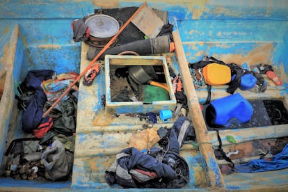 Utensilios para cocinar a bordo mezclados con ropa y objetos personales en un cayuco procedente de Mauritania que llegó al Puerto de Arguineguín, en Gran Canaria, en marzo de 2021. En esta embarcación llegó una niña de dos años, cuya historia provocó una gran atención mediática, que fue reanimada en el muelle por miembros del equipo de Cruz Roja tras sufrir una parada cardiorrespiratoria y finalmente falleció cinco días después. 