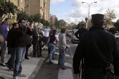 Los empleados de la empresa en conflicto se han desmarcado de los actos vandálicos y piden la dimisión de la alcaldesa. En la imagen, varios trabajadores en huelga increpan a los operarios de servicios mínimos que, junto a camiones la empresa pública Tragsa, filial de la Sociedad Estatal de Participaciones Industriales, y custodiados por la Policía Nacional, recogen la basura.