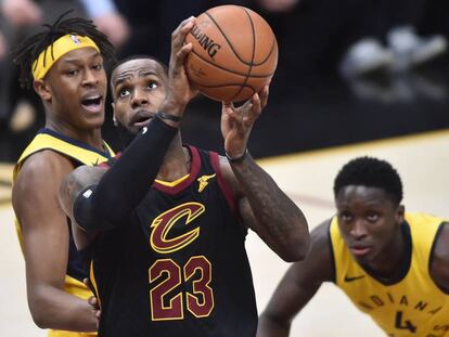 LeBron penetra entre Turner y Oladipo.