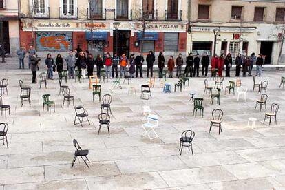 Estudiantes y profesores de las Facultades de Bellas Artes de Aranjuez y Madrid han colocado 192 sillas vacías junto a la entrada del Museo Reina Sofía de Madrid.