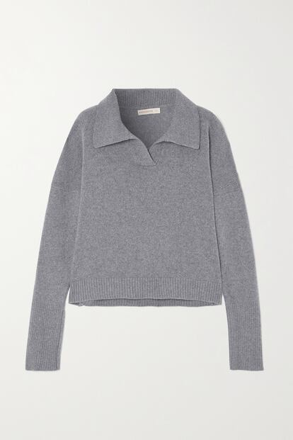 Este es uno de esos jerséis que no querrás quitarte nunca. Por lo cómodo que es gracias a su silueta relajada y su lana extra confortable. El cuello de polo le da un plus de estilo infalible. Es de &Daughter y cuesta 402,57€.