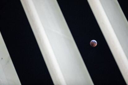 Eclipse lunar sobre la ciudad de Nueva York (EE UU).