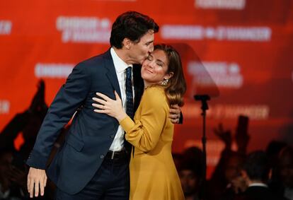 El líder liberal y primer ministro canadiense Justin Trudeau besa a su esposa Sophie Gregoire Trudeau después de las elecciones federales en el Palacio de Congresos de Montreal, el 22 de octubre de 2019.