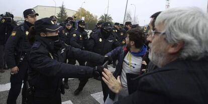 Momento de tensi&oacute;n que se ha producido hoy entre polic&iacute;as nacionales y trabajadores en la entrada de la planta de Coca-Cola en Fuenlabrada. 