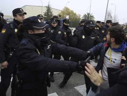 Momento de tensi&oacute;n que se ha producido hoy entre polic&iacute;as nacionales y trabajadores en la entrada de la planta de Coca-Cola en Fuenlabrada. 