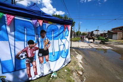 Una bandera simboliza la unión del Maradona niño con el Maradona campeón del mundo.