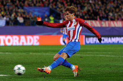 Antoine Griezmann del Atlético de Madrid marca el segundo gol.