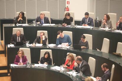 La bancada de PSOE y Ciudadanos en el pleno de Madrid.