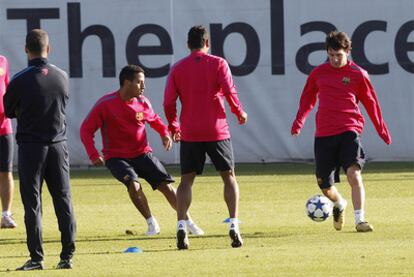 Messi controla el balón ante la atenta mirada de Tiago y Guardiola.