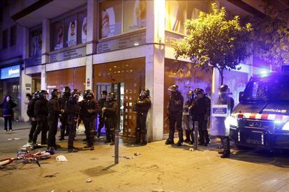 Despliegue policial en Barcelona por los disturbios en el barrio de Gràcia.