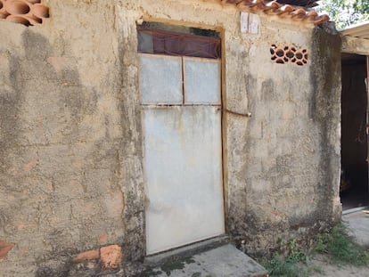 La entrada del local donde un hombre mantuvo encerrados a sus hijos y a su esposa durante 17 años en Río, en una imagen difundda por la Policía Militar.