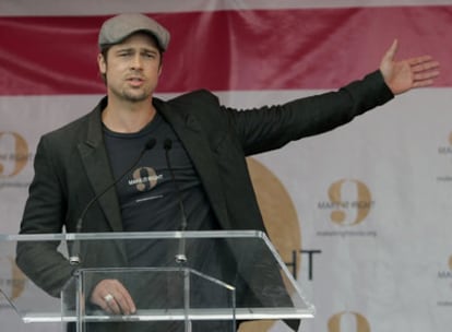 El actor Brad Pitt da una conferencia como parte de la campaña de ayuda a la recuperación de Nueva Orleans.
