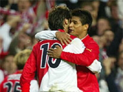 Hugo Ibarra abraza a Morientes tras el segundo gol del Mónaco.