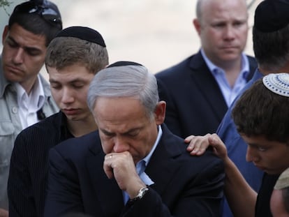 El primer  ministro Netanyahu asiste, este lunes, al funeral de su padre en Jerusal&eacute;n.