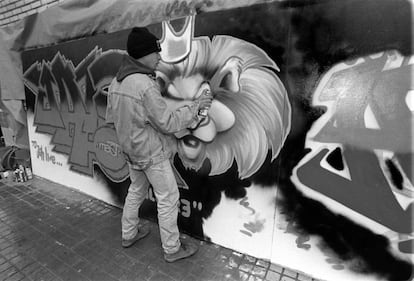 Un grafitero trabaja en un mural a las puertas del congreso de hip-hop en Alcorcón, EN 1995.