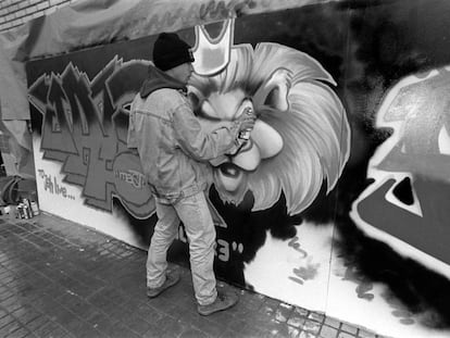 Un grafitero trabaja en un mural a las puertas del congreso de hip-hop en Alcorcón, EN 1995.