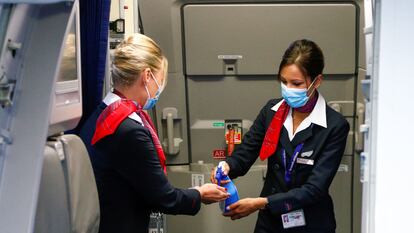 Aeromoços higienizam as mãos no aeroporto de Bruxelas, na Bélgica.