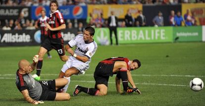 Cristiano Ronaldo, entre Abbiati y Bonera.