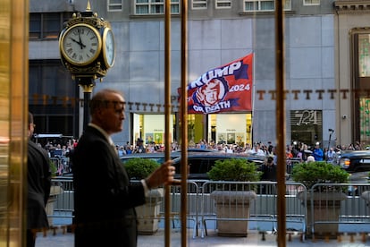 Una multitud espera la comparecencia de Trump frente a su torre de Nueva York, este viernes.