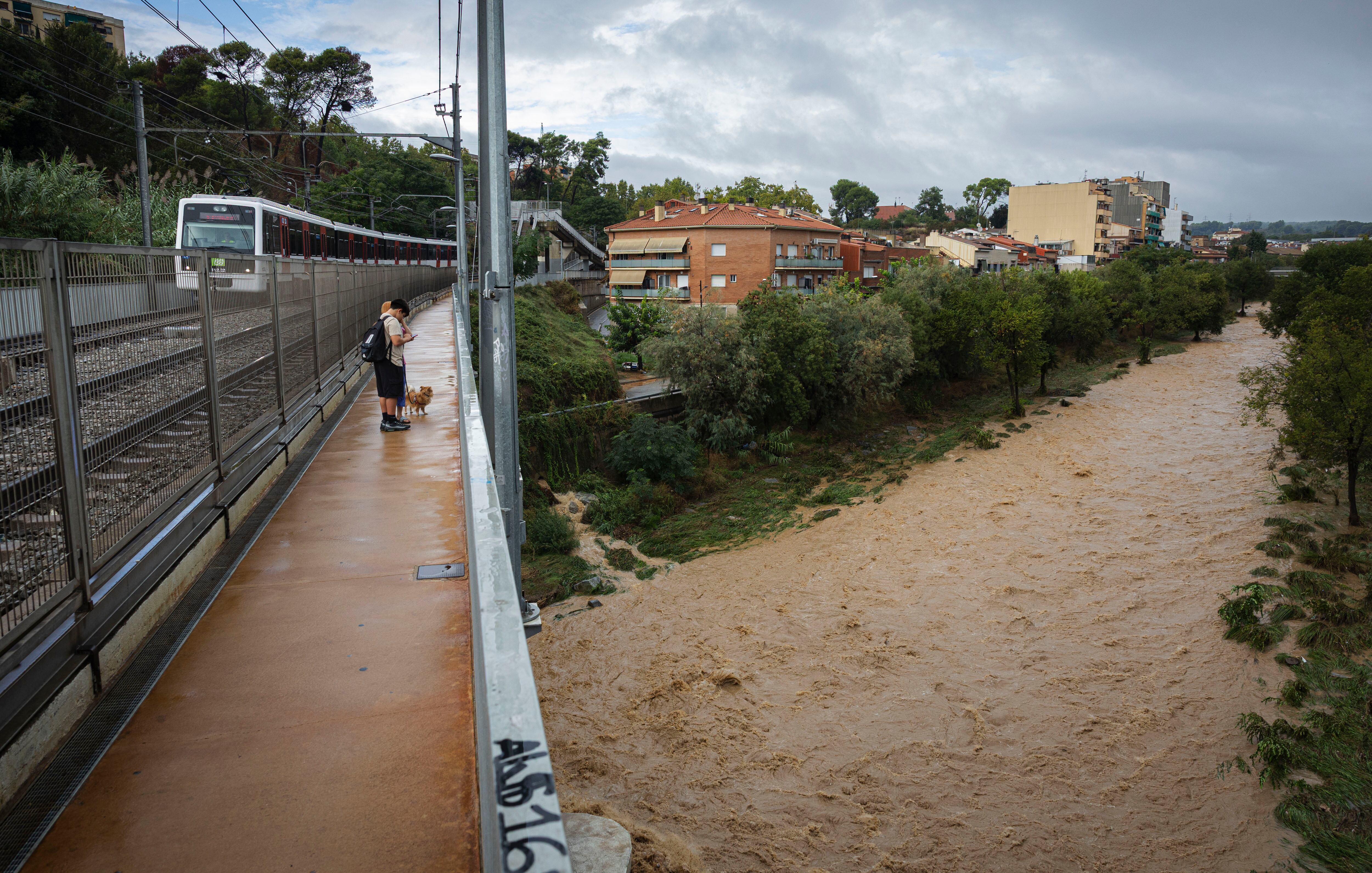 La alerta roja por lluvia en Cataluña obliga a suspender trenes AVE, parte del Metro y cortar la Ronda de Dalt