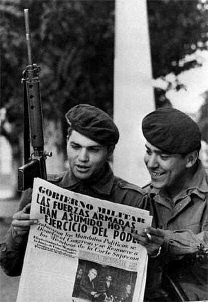 Dos soldados argentinos leen la prensa tras el golpe de Estado de 1976.