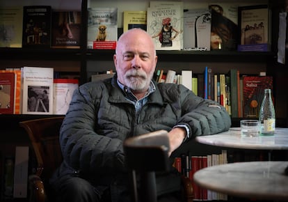 El periodista y escritor Ramón Lobo, en abril de 2019, en la librería La Buena Vida, de Madrid.