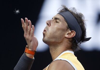 Nadal sopla una pluma durante un momento de la semifinal.