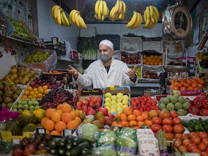 Comercio de fruta y verdura en el mercado de abastos de Ceuta.