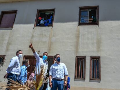 El líder del PP, Pablo Casado, este jueves en el centro de acogida temporal de inmigrantes en Frontera (El Hierro).