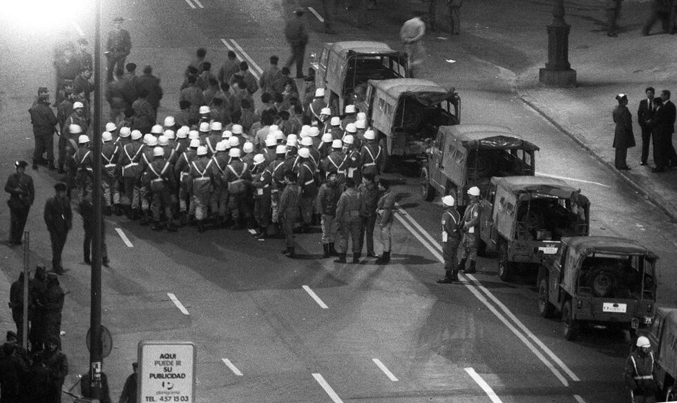 Las compañías de Policía Militar (PM) y Servicios del cuartel general de la División Acorazada, a las puertas del Congreso el 23-F por la noche. Mariano y el autor de estas líneas son la pareja que queda aparte del grupo, como mirando a ver qué pasa.