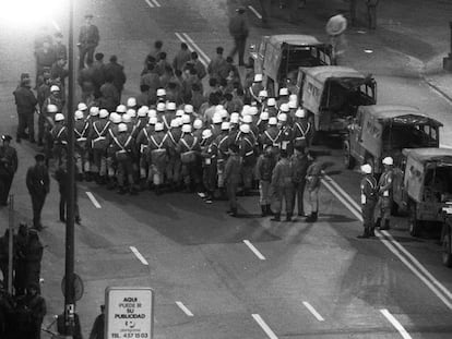 Las compañías de Policía Militar (PM) y Servicios del cuartel general de la División Acorazada, a las puertas del Congreso el 23-F por la noche.