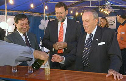 De izquierda a derecha, Alberto Blanco (alcalde de Muxía), Mariano Rajoy y Manuel Fraga, ayer.