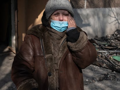 23 March 2022, Ukraine, Mariupol: A woman wipes away tears as she stands in front of the ruins of her home in the besieged port city. Photo: Maximilian Clarke/SOPA Images via ZUMA Press Wire/dpa
Maximilian Clarke/SOPA Images vi / DPA
23/03/2022 ONLY FOR USE IN SPAIN