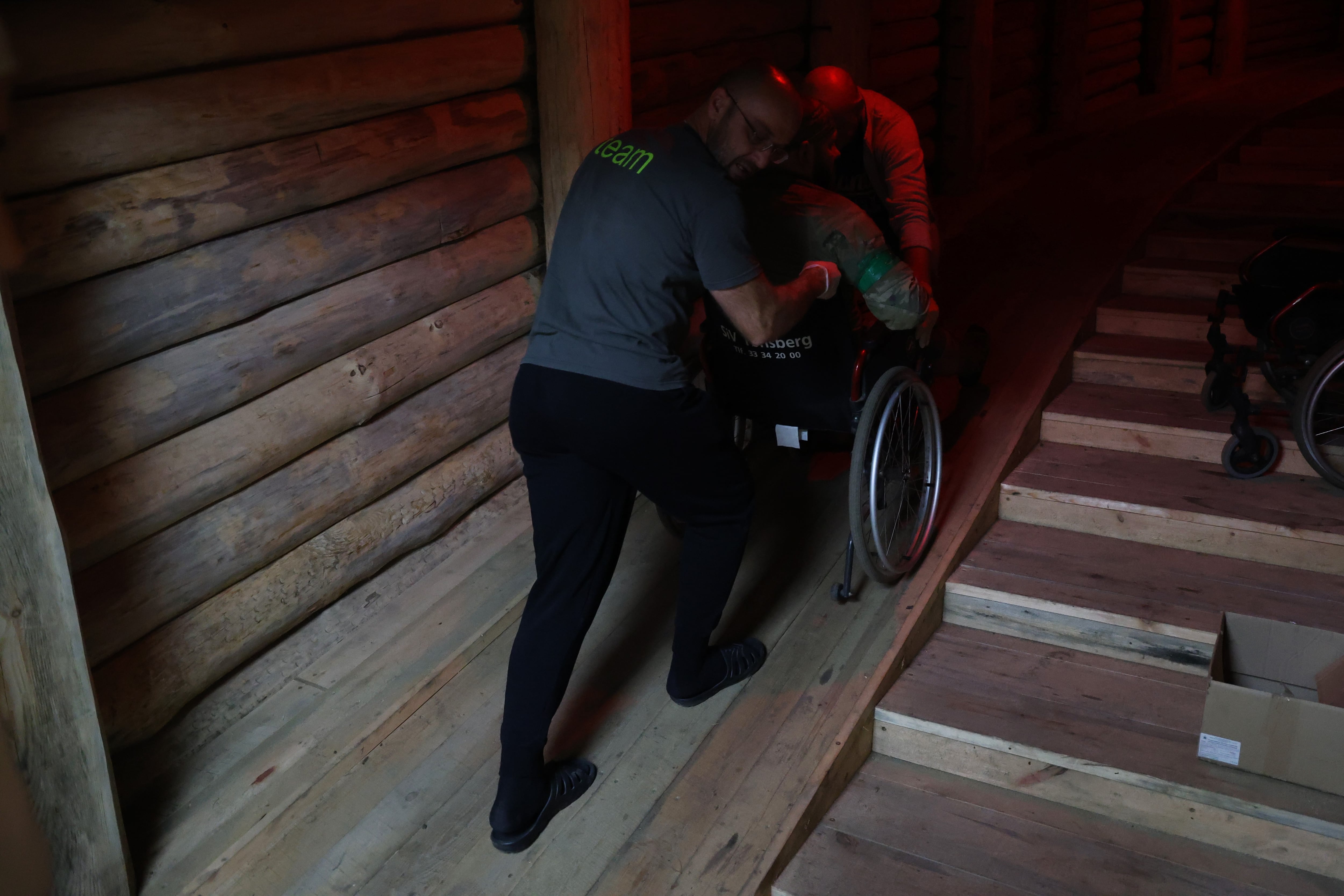 Un soldado herido llega a un hospital subterráneo del frente de Pokrovsk (este de Ucrania).