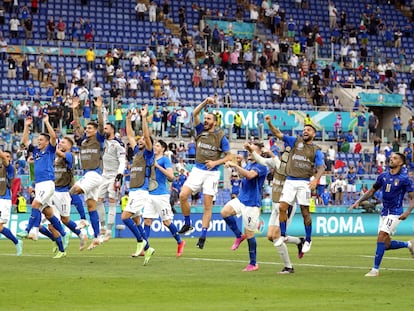 Italia festeja con la afición el pase a octavos, el pleno de triunfos.
