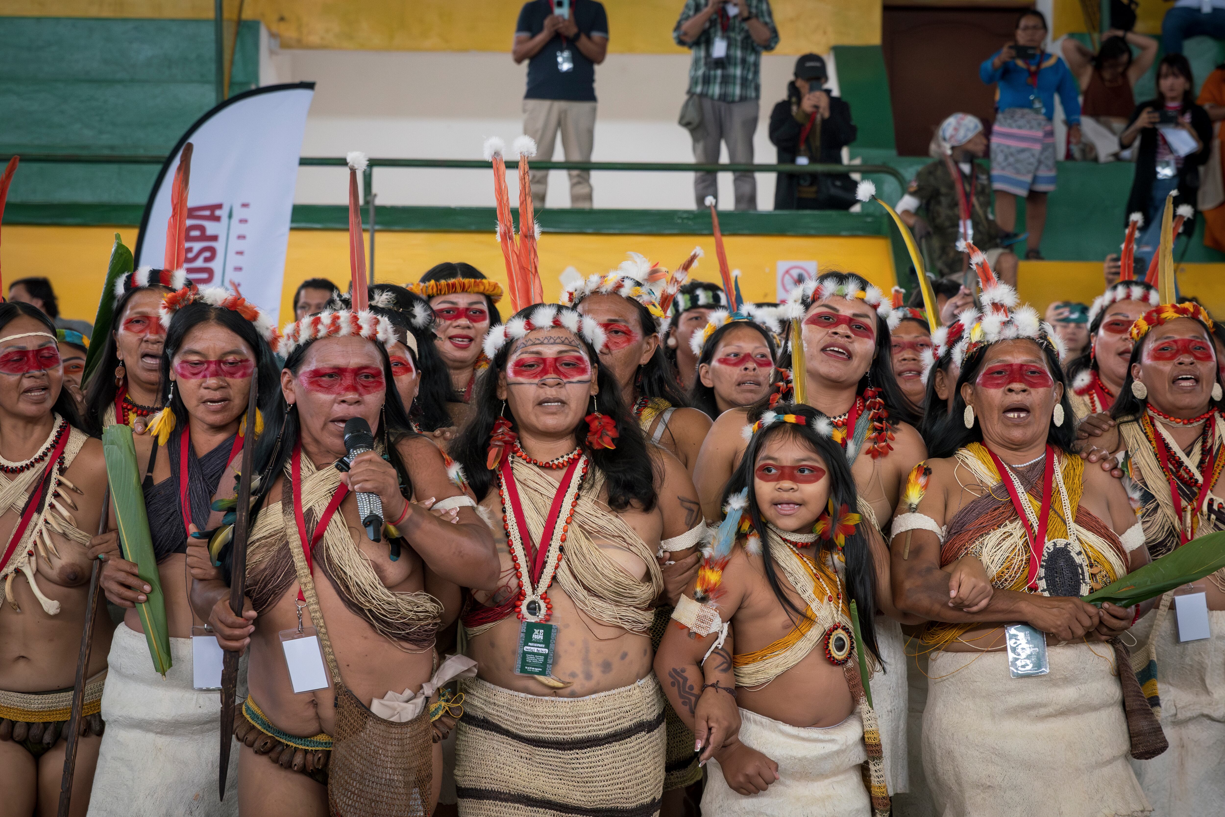Mujeres de la nacionalidad Waorani del Ecuador cantan y bailan durante la apertura del XII Foro Social Panamazónico (FOSPA), en Puyo.