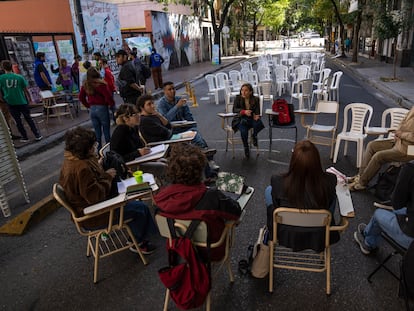 Una clase pública durante una protesta frente a la Facultad de Ciencias Sociales de la UBA, la semana pasada en Buenos Aires.